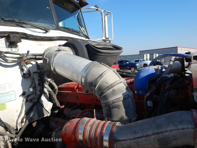 image for item DE5801 2009 Peterbilt 386  semi truck