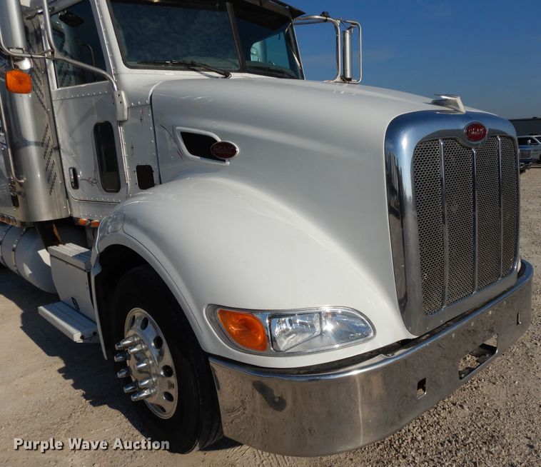 image for item DE5801 2009 Peterbilt 386  semi truck