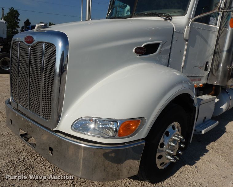 image for item DE5801 2009 Peterbilt 386  semi truck