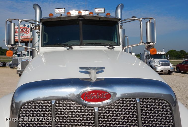 image for item DE5801 2009 Peterbilt 386  semi truck