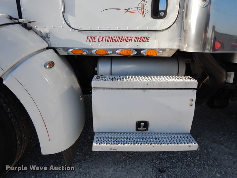 image for item DE5801 2009 Peterbilt 386  semi truck