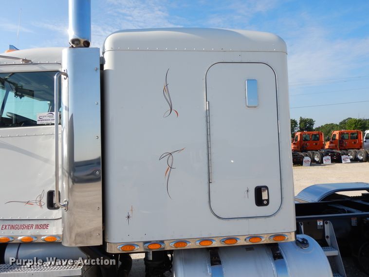 image for item DE5801 2009 Peterbilt 386  semi truck