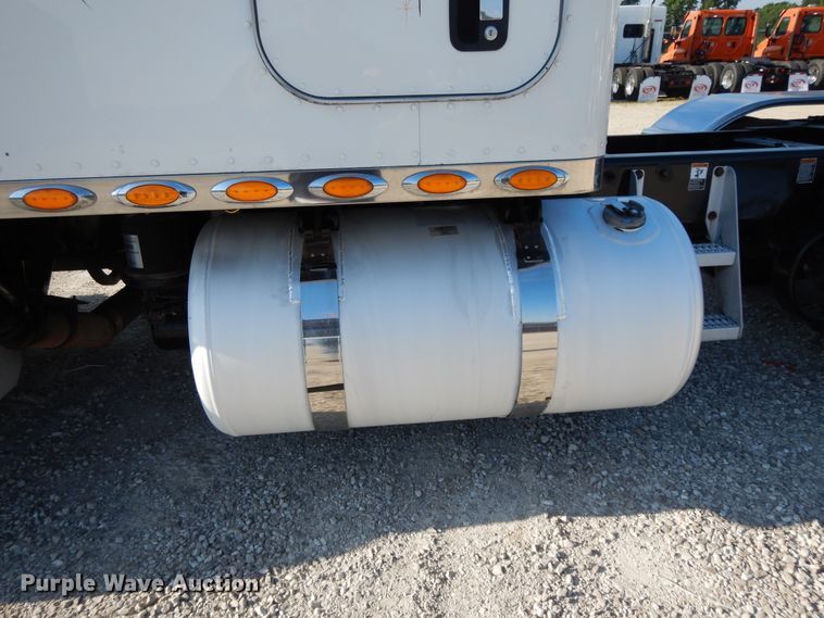 image for item DE5801 2009 Peterbilt 386  semi truck