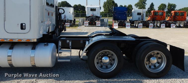image for item DE5801 2009 Peterbilt 386  semi truck