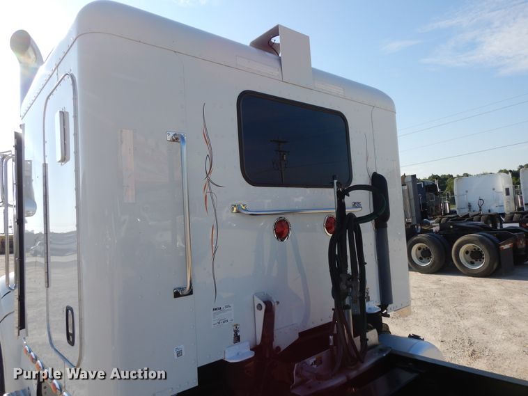 image for item DE5801 2009 Peterbilt 386  semi truck