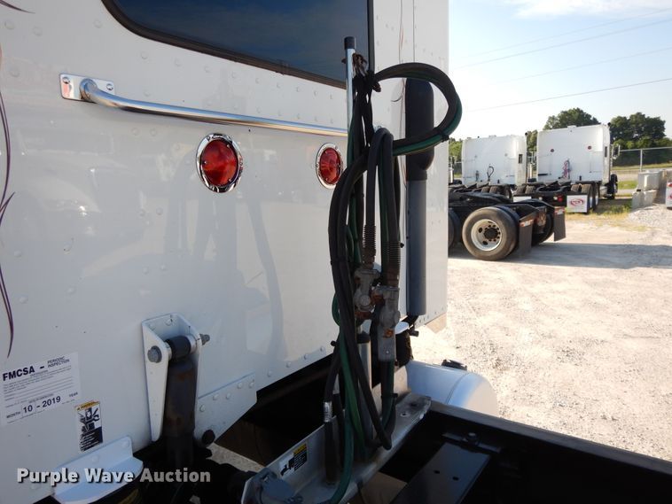 image for item DE5801 2009 Peterbilt 386  semi truck