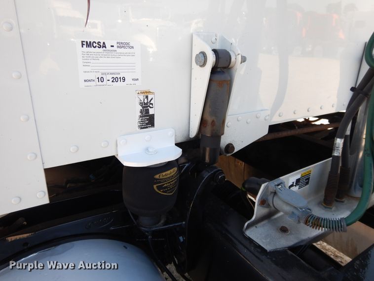 image for item DE5801 2009 Peterbilt 386  semi truck