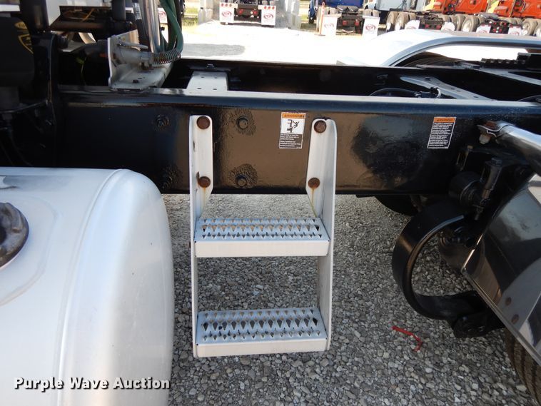 image for item DE5801 2009 Peterbilt 386  semi truck