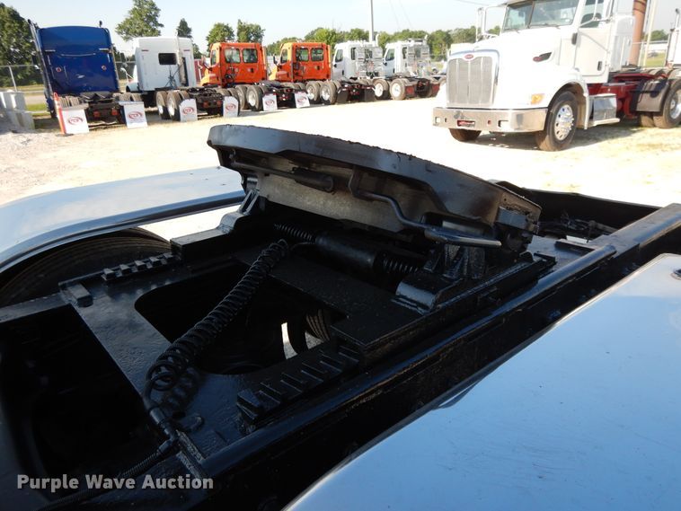 image for item DE5801 2009 Peterbilt 386  semi truck