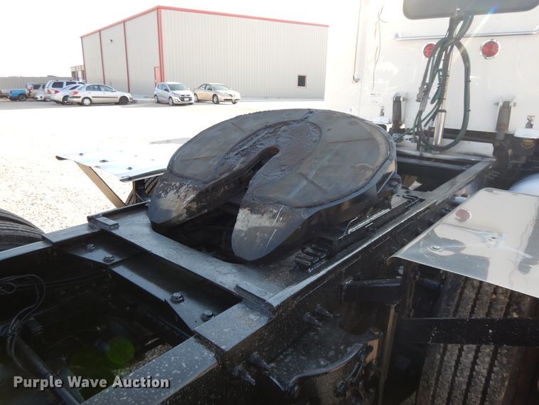 image for item DE5801 2009 Peterbilt 386  semi truck