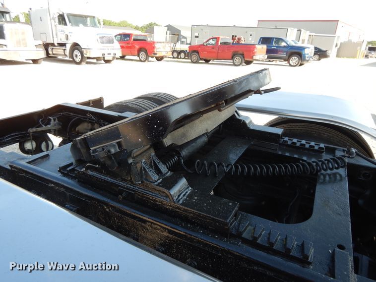 image for item DE5801 2009 Peterbilt 386  semi truck