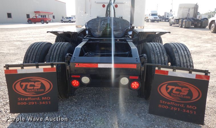 image for item DE5801 2009 Peterbilt 386  semi truck