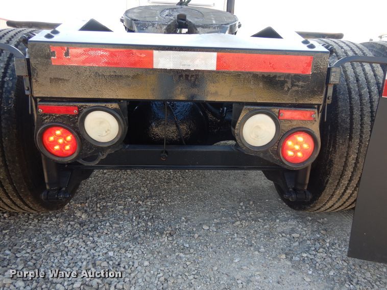 image for item DE5801 2009 Peterbilt 386  semi truck