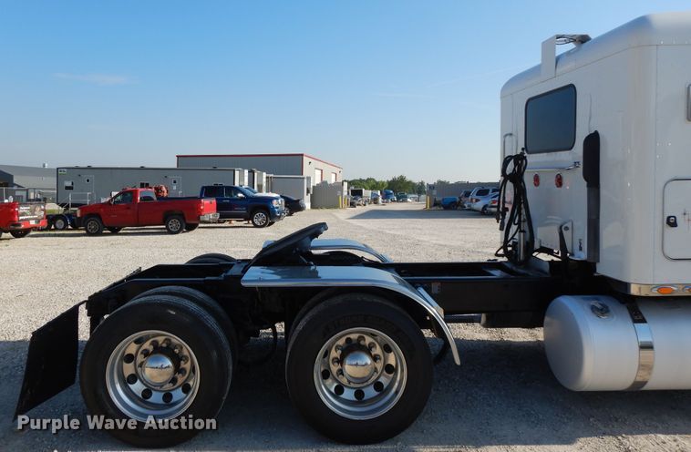 image for item DE5801 2009 Peterbilt 386  semi truck