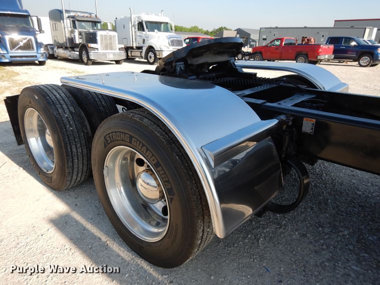 image for item DE5801 2009 Peterbilt 386  semi truck