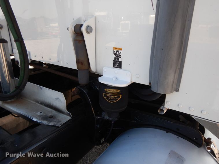 image for item DE5801 2009 Peterbilt 386  semi truck