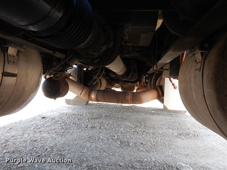 image for item DE5801 2009 Peterbilt 386  semi truck