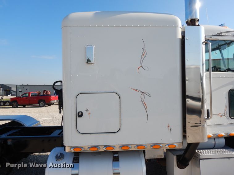 image for item DE5801 2009 Peterbilt 386  semi truck