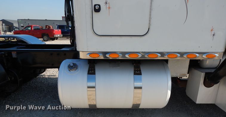 image for item DE5801 2009 Peterbilt 386  semi truck