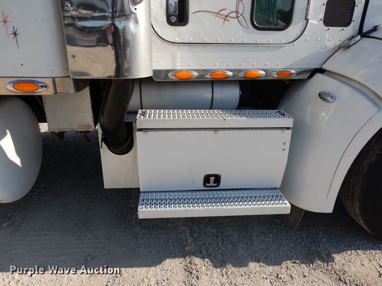 image for item DE5801 2009 Peterbilt 386  semi truck