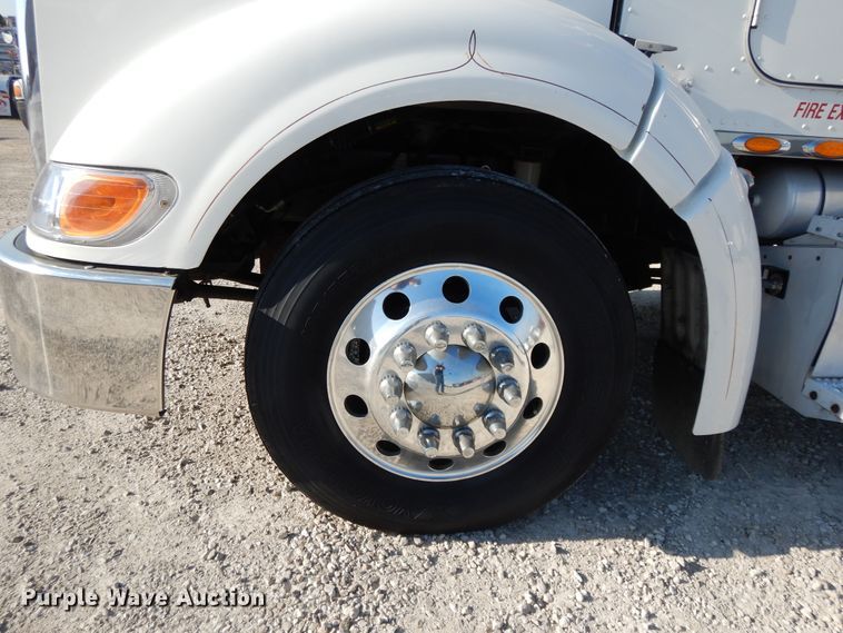 image for item DE5801 2009 Peterbilt 386  semi truck