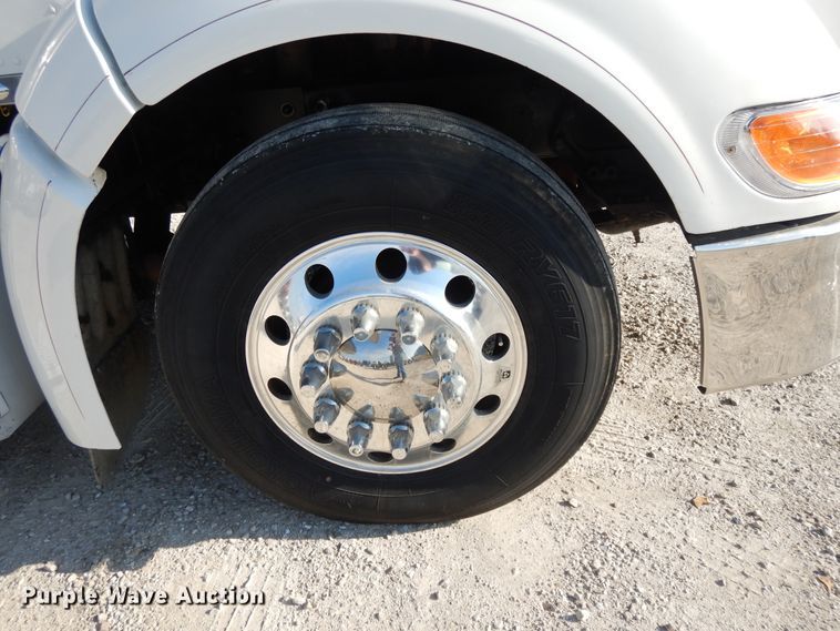 image for item DE5801 2009 Peterbilt 386  semi truck