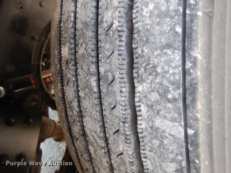 image for item DE5801 2009 Peterbilt 386  semi truck