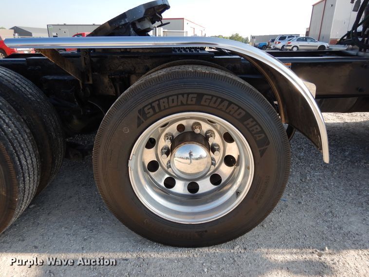 image for item DE5801 2009 Peterbilt 386  semi truck