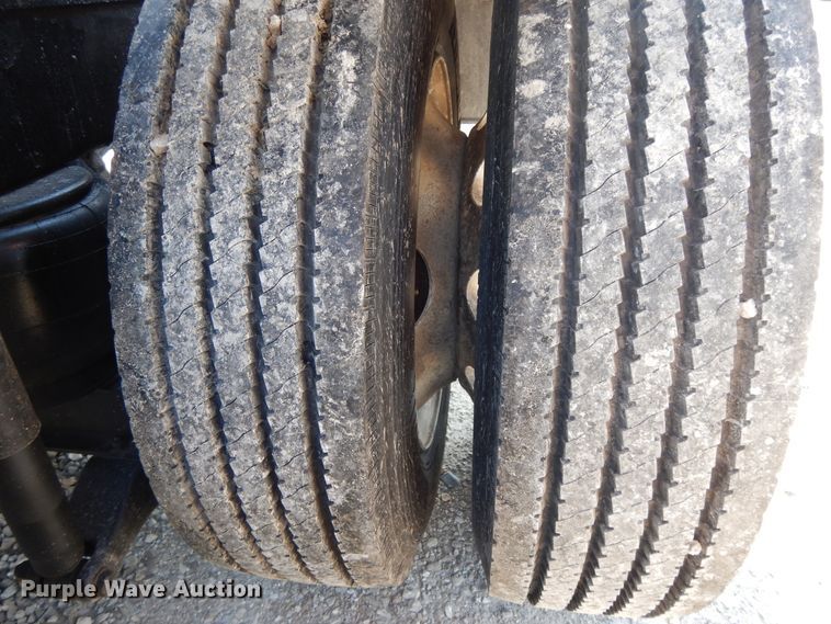 image for item DE5801 2009 Peterbilt 386  semi truck