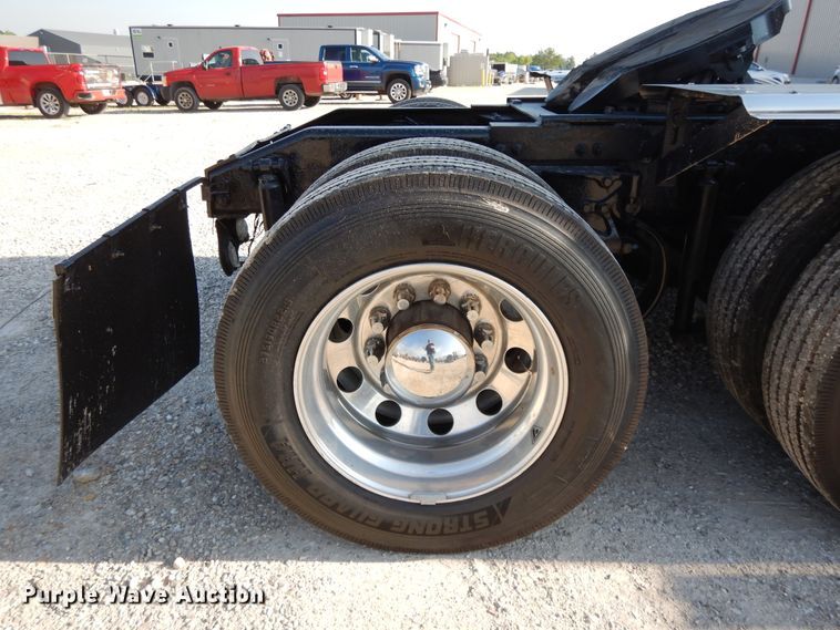 image for item DE5801 2009 Peterbilt 386  semi truck