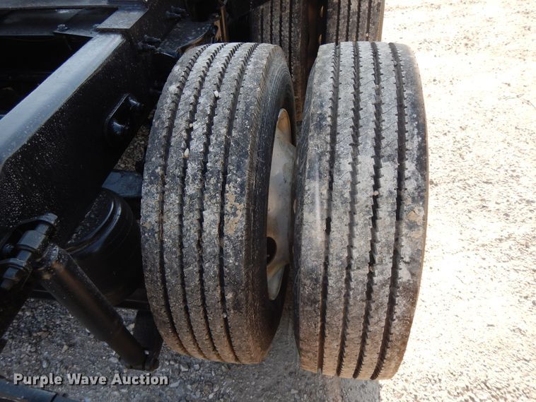 image for item DE5801 2009 Peterbilt 386  semi truck