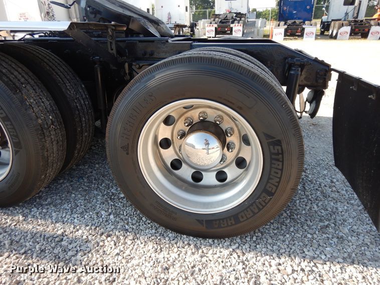 image for item DE5801 2009 Peterbilt 386  semi truck