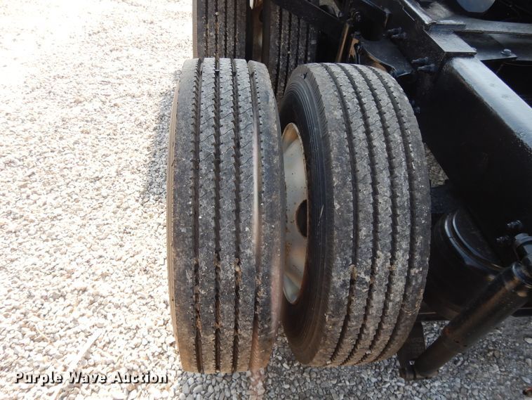 image for item DE5801 2009 Peterbilt 386  semi truck