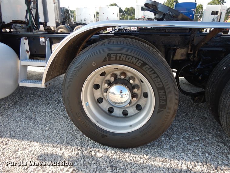 image for item DE5801 2009 Peterbilt 386  semi truck