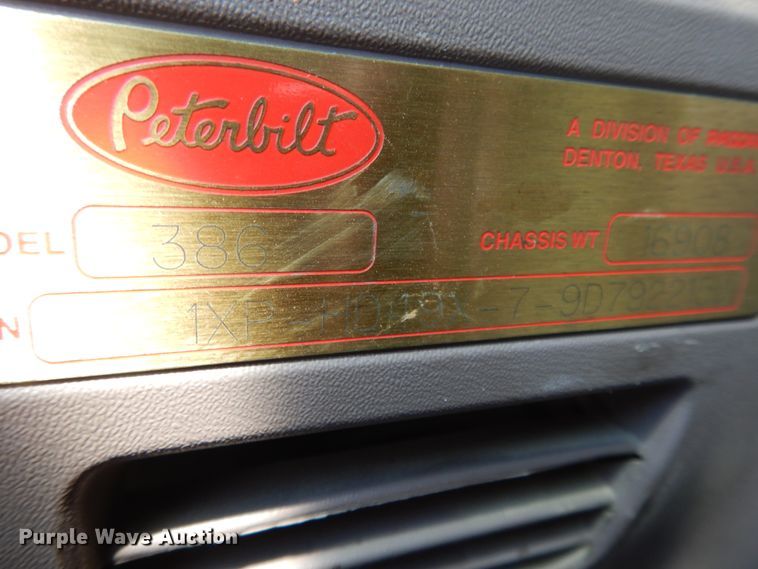 image for item DE5801 2009 Peterbilt 386  semi truck