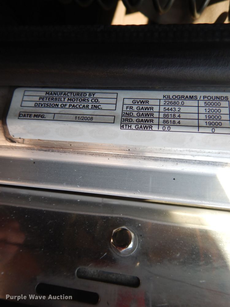 image for item DE5801 2009 Peterbilt 386  semi truck