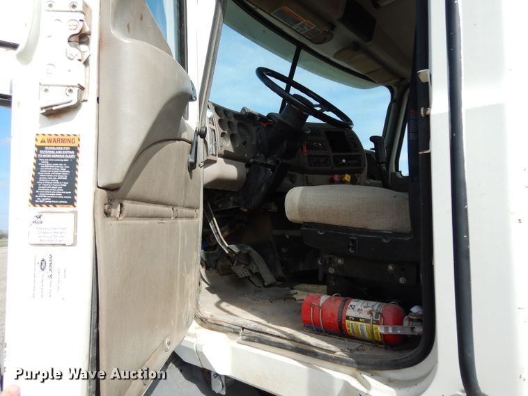 image for item DH2411 2007 Mack CXN semi truck