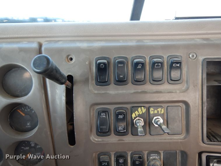 image for item DH2411 2007 Mack CXN semi truck