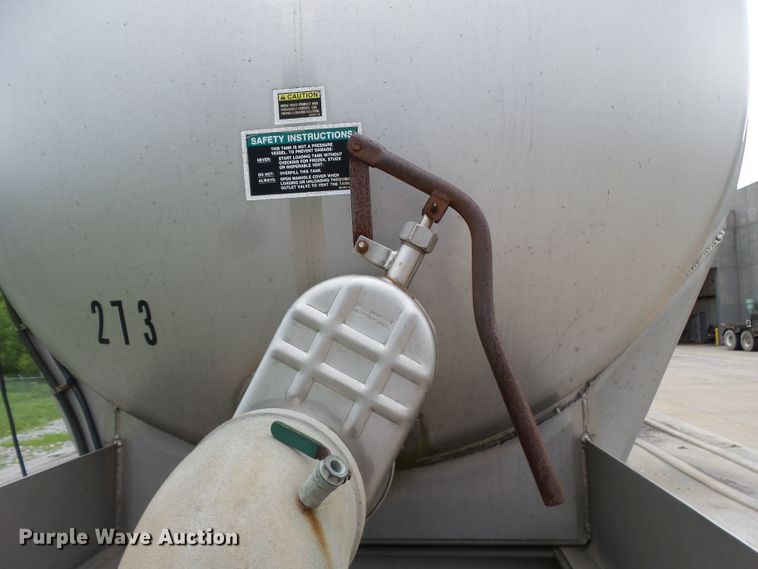 image for item DH3775 1997 Walker tank trailer