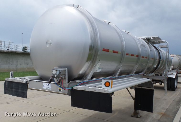 image for item DH3776 2007 Walker tank trailer