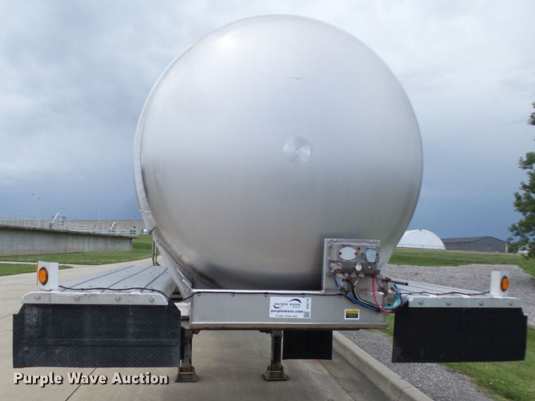 image for item DH3776 2007 Walker tank trailer