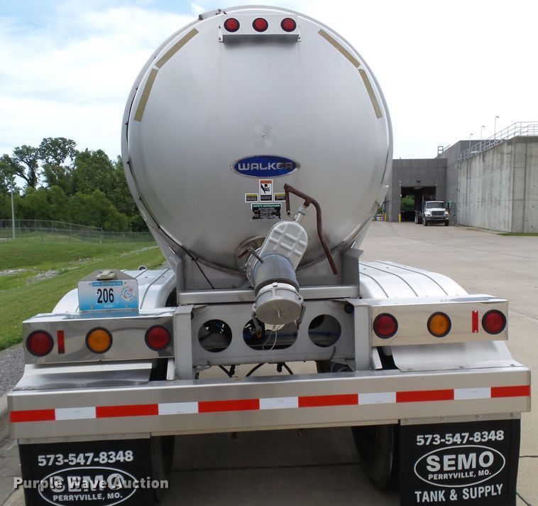 image for item DH3776 2007 Walker tank trailer