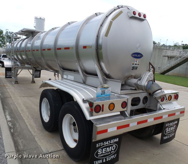 image for item DH3776 2007 Walker tank trailer