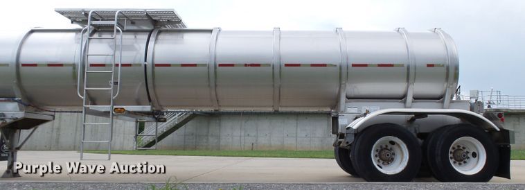 image for item DH3776 2007 Walker tank trailer