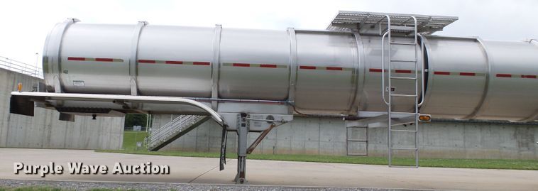 image for item DH3776 2007 Walker tank trailer