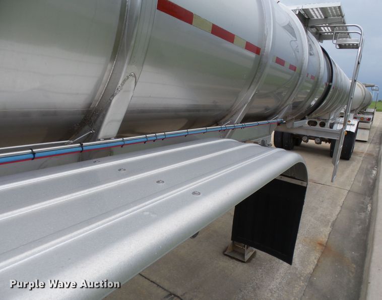 image for item DH3776 2007 Walker tank trailer