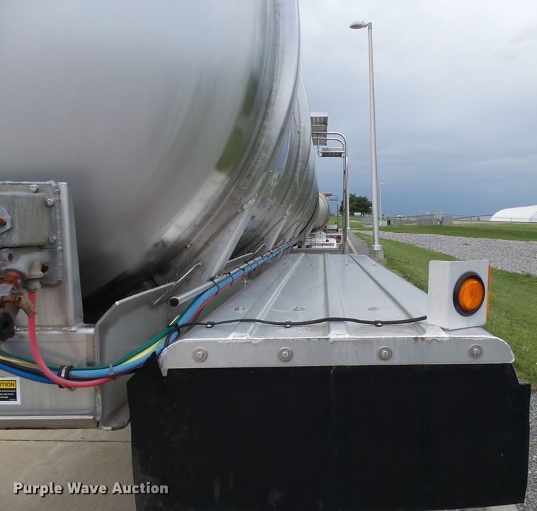 image for item DH3776 2007 Walker tank trailer