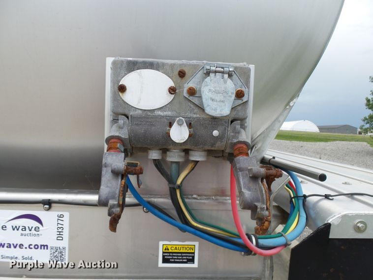 image for item DH3776 2007 Walker tank trailer