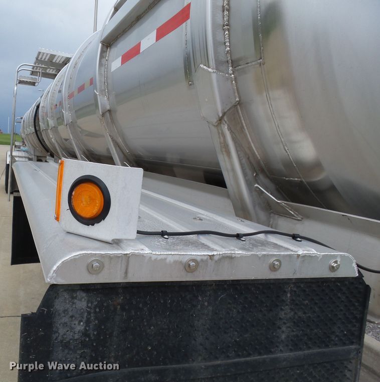 image for item DH3776 2007 Walker tank trailer