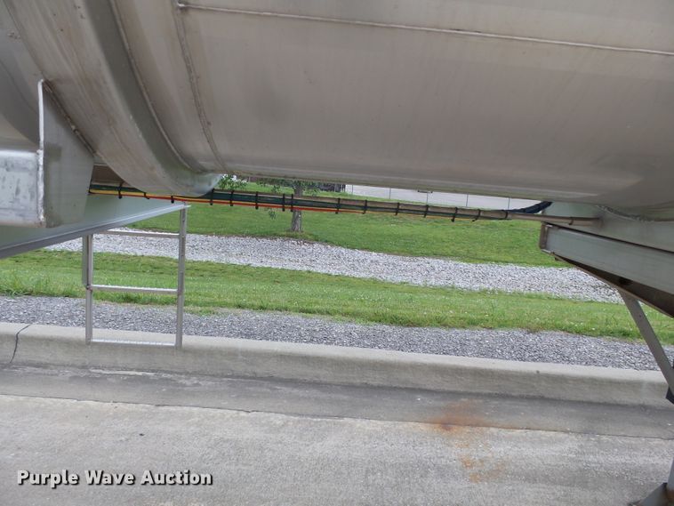 image for item DH3776 2007 Walker tank trailer